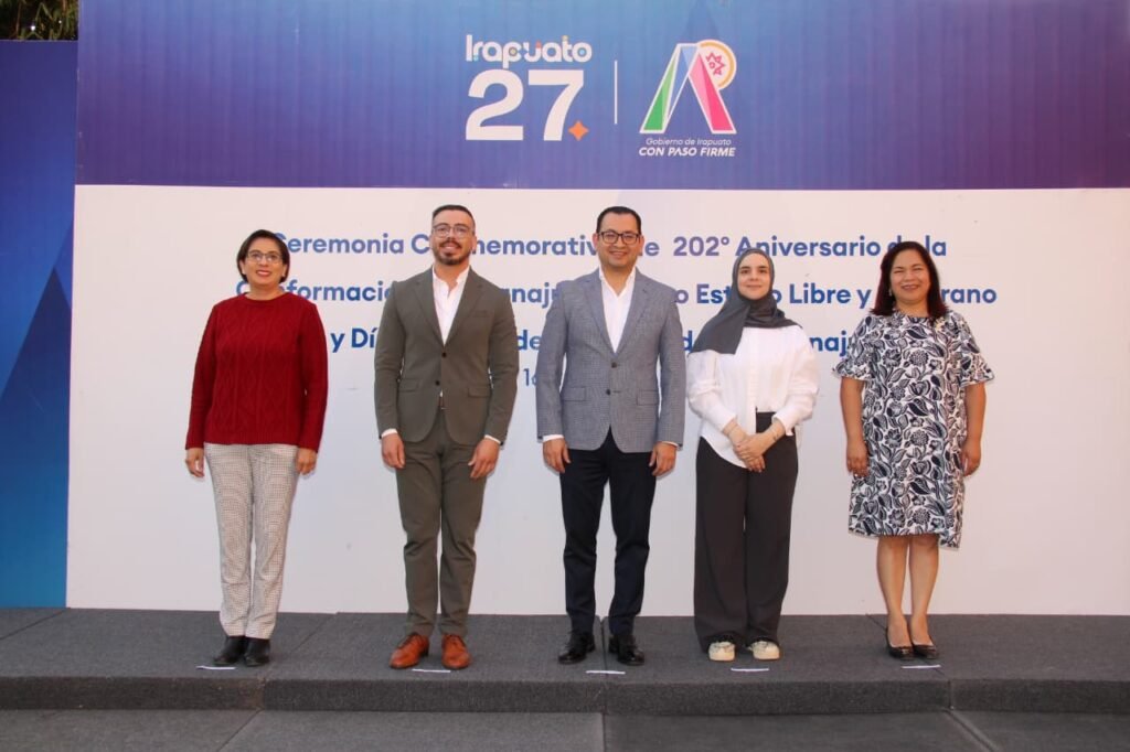 Integrantes del Ayuntamiento de Irapuato estuvieron presentes en este acto, donde también estuvieron presentes alumnos.
