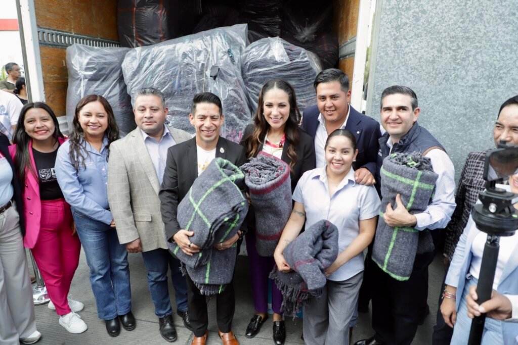 Libia Dennise García Muñoz Ledo encabezó el banderazo del programa en compañía del presidente del Consejo Consultivo del Sistema DIF Estatal, Juan Carlos Montesinos Carranza.