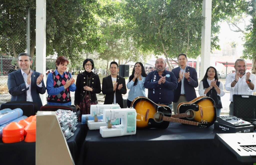 DIF Estatal y Nuevo Comienzo entregan equipo al centro Nuevo Amanecer Juan Carlos Montesinos Carranza y José Alfonso Borja Pimentel, encabezaron esta entrega de apoyos.