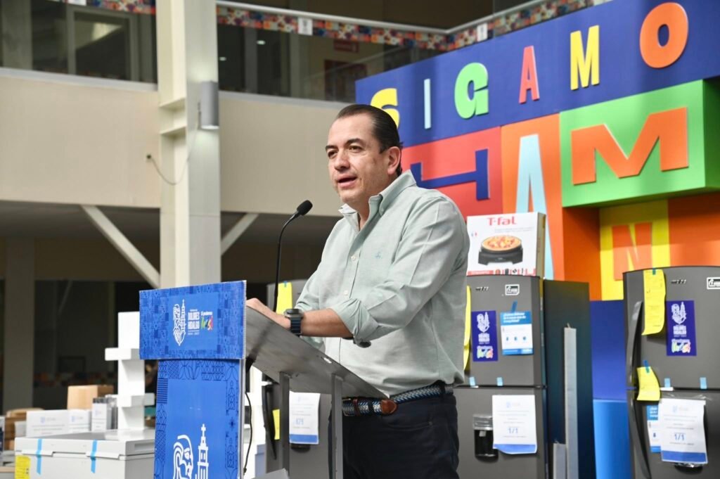 Tras realizarse una consulta en Guanajuato, se destacó que Adrián Hernández Alejandri, cierra el 2025, con la mayor calificación ciudadana a nivel estatal.