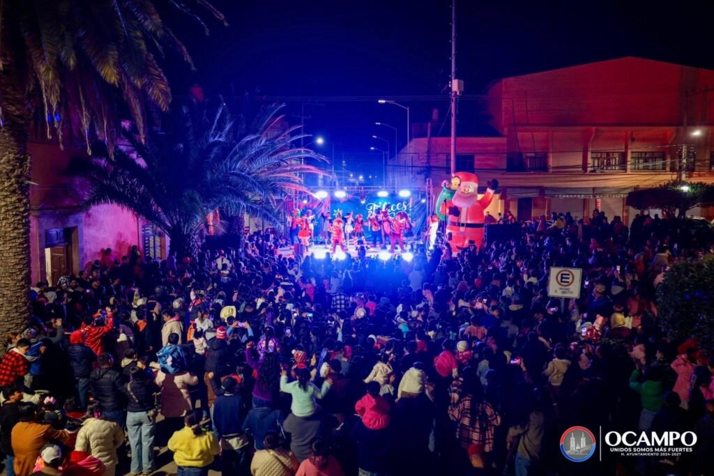Erick Montemayor, alcalde de Ocampo, en compañía de integrantes del Ayuntamiento, encendieron el árbol navideño.