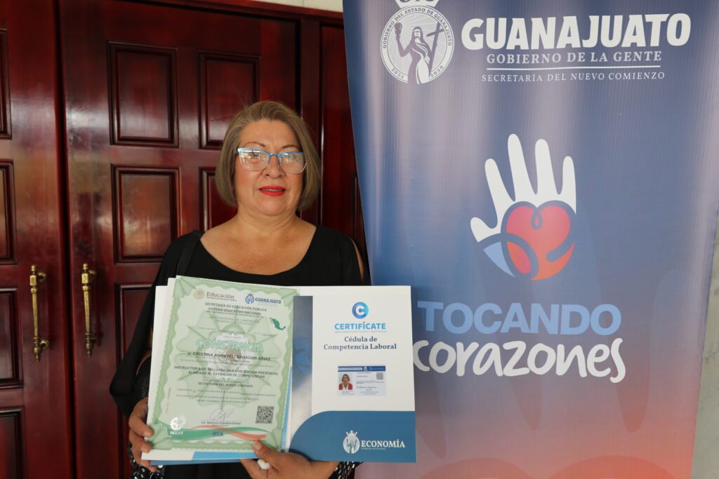 Fueron varias las mujeres que recibieron esta constancia al concluir cursos por parte del Instituto Estatal de Capacitación (IECA).