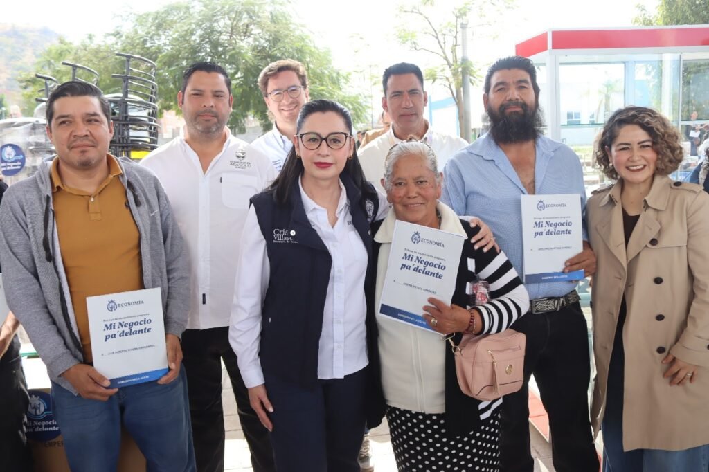 En Abasolo, Secretaría de Economía entrega becas y equipamiento a emprendedoras Cristina Villaseñor Aguilar entregó 8 mujeres recibieron constancia de capacitación del curso de Cultoras de Belleza.