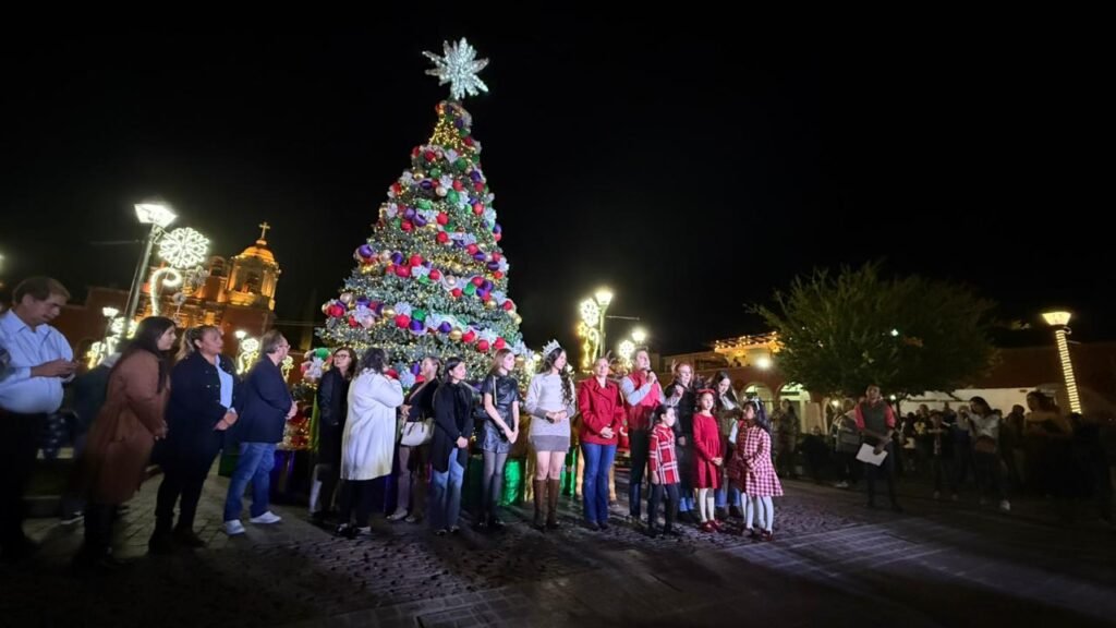 Adolfo Alfaro e integrantes del Ayuntamiento de Manuel Doblado encendieron el árbol de Navidad.