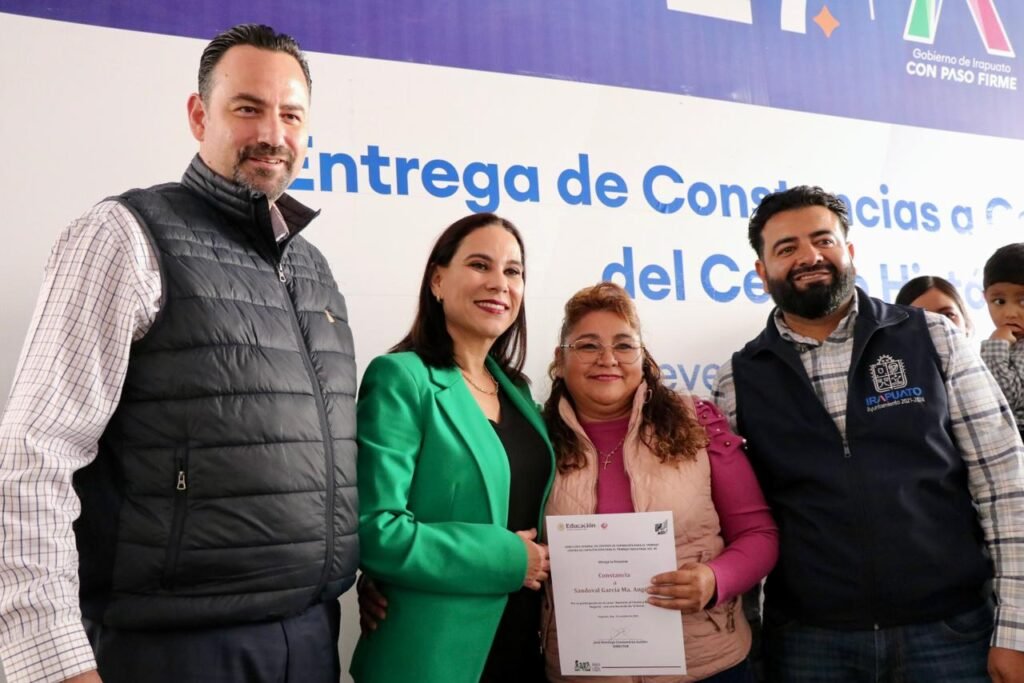 Lorena Alfaro reconoce a comerciantes capacitados en atención al cliente Lorena Alfaro hizo entrega de reconocimiento a comerciantes y afirmó que continuarán proyectos en el Centro Histórico