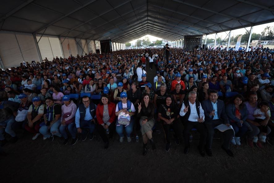 En León, Ale Gutiérrez entrega apoyos gracias a ‘Ayúdate Ayudando’ Ale Gutiérrez destacó que 'Ayúdate Ayudando' fortalece el tejido social y mejora la economía de las familias.