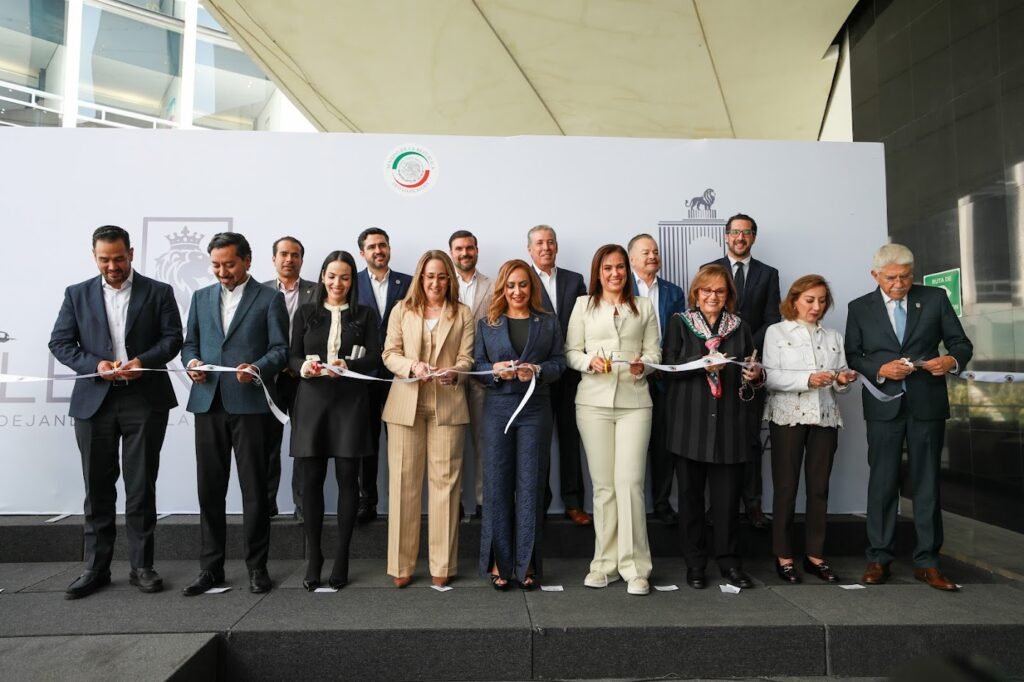 Ale Gutiérrez, presidenta municipal de León inauguró en el senado la muestra León 450.