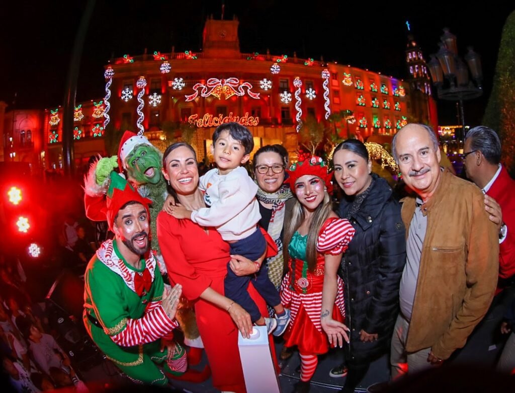 Ale Gutiérrez invita a vivir la magia de la Navidad en León Autoridades de León, de la mano de Ale Gutiérrez, iluminan su Centro Histórico con el Encendido del Árbol y el Nacimiento Monumental.