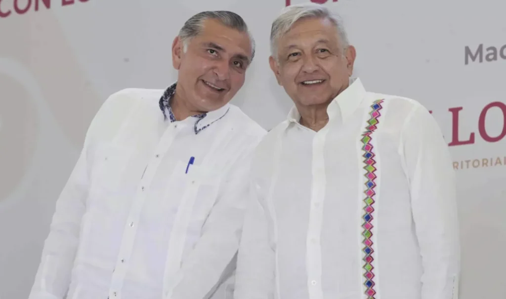 A días de que AMLO sacará su libro 'Grandeza', Adán Augusto López Hernández compró más de 6 mil ejemplares para regalarlos.
