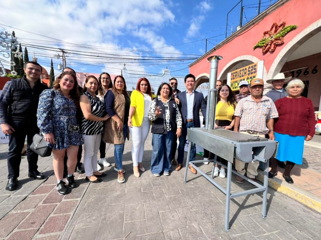 Adolfo Alfaro hizo entrega de tinacos, estufas ecológicas y calentadores solares de la mano de la Secretaría del Nuevo Comienzo.