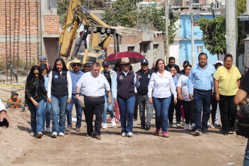 Lorena Alfaro realizó un recorrido por las obras de la Deportiva y Leyes de Reforma en Tejamanil y Lo de Juárez.