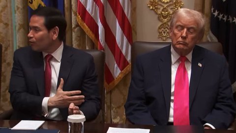 ¡Y criticaba a Biden! Captan a Trump pestañeando en una reunión Tras burlarse de Biden por presuntamente dormirse en eventos, ahora Donald Trump padeció de lo mismo en una reunión de gabinete.