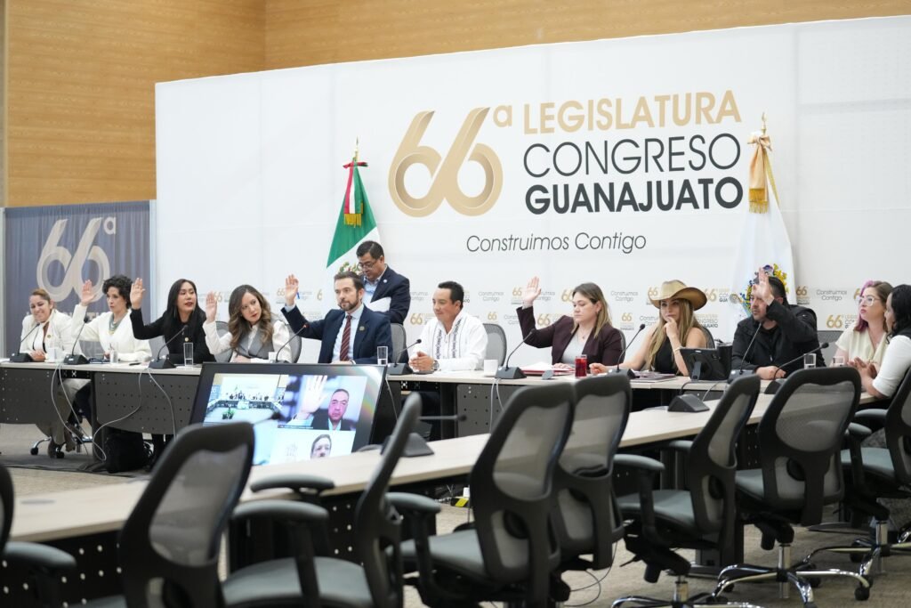 Suman esfuerzos PAN y PRD y aprueban dictámenes del Paquete Fiscal 2026 El diputado Víctor Zanella Huerta, destacó en la tribuna que no se trata solo de gastar más, sino de gastar mejor.