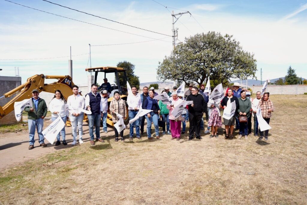 Luis Fernando Velazquez , visitó la comunidad de Piedra Larga, donde arranca obra de pavimentación y escuchó a la ciudadanía de #Coroneo