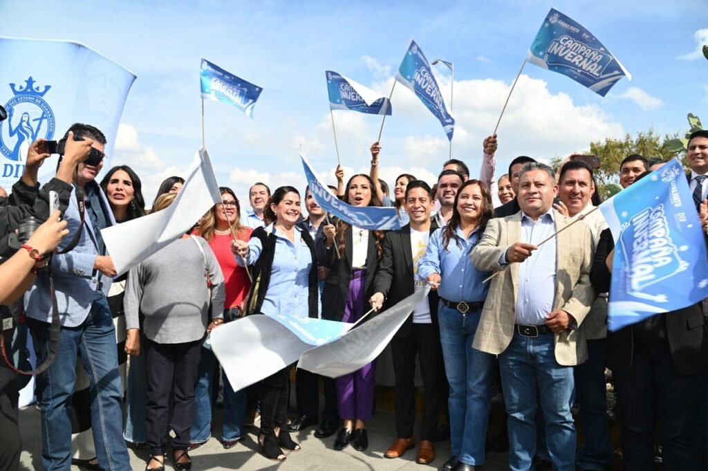Libia Dennise y Adrián Hernández Alejandri arrancaron con éxito la campaña invernal en Dolores Hidalgo en compañía de funcionarios municipales.