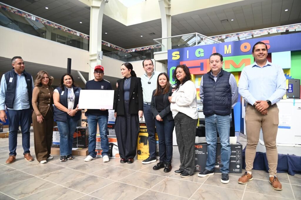 Adrián Hernández Alejandri reconoció el esfuerzo de los emprendedores durante la entrega de apoyos en Dolores Hidalgo.