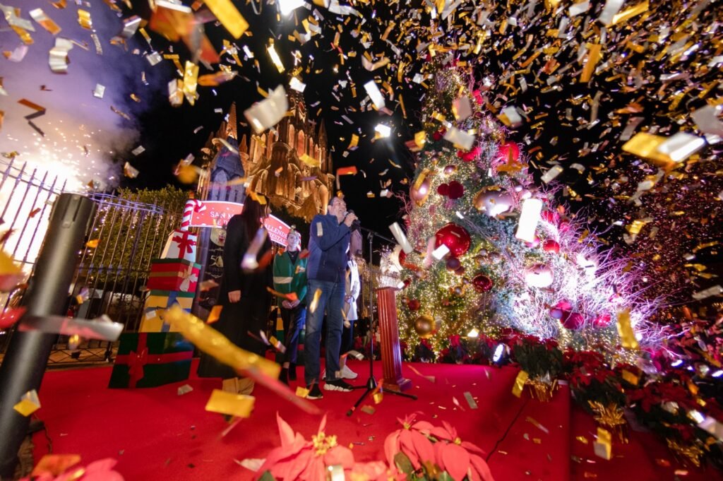 Miles de personas se dieron cota al tradicional encendido del árbol que se realizó en el centro de San Miguel de Allende.