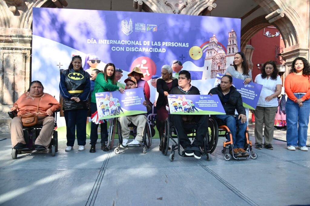 Al final del evento, se hizo la entrega de más de 40 apoyos económicos como incentivos para las personas con discapacidad.