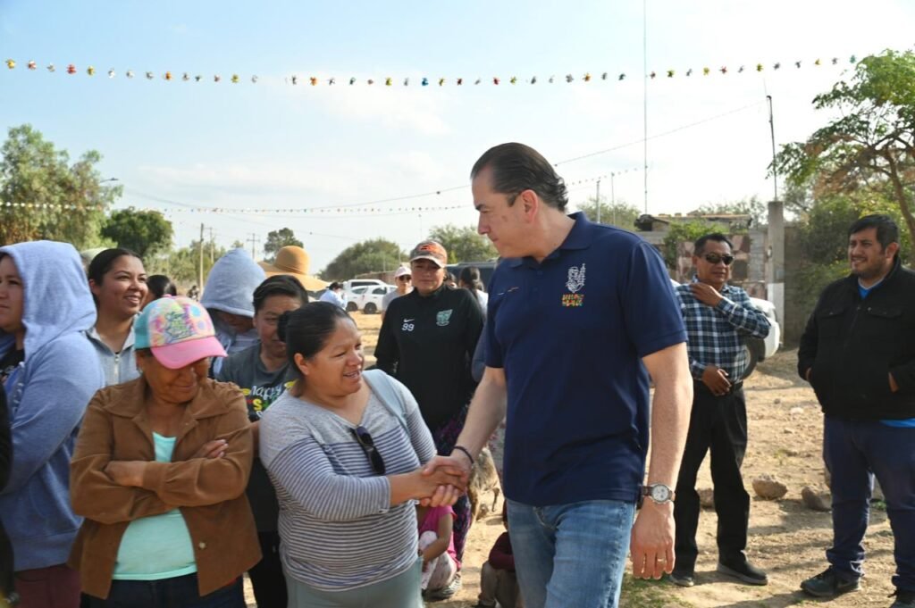 Adrián Hernández Alejandri impulsa el desarrollo de Dolores Hidalgo Adrián Hernández Alejandri dio el banderazo al arranque de la obra de la red de electrificación en la comunidad de la Soledad Nueva.
