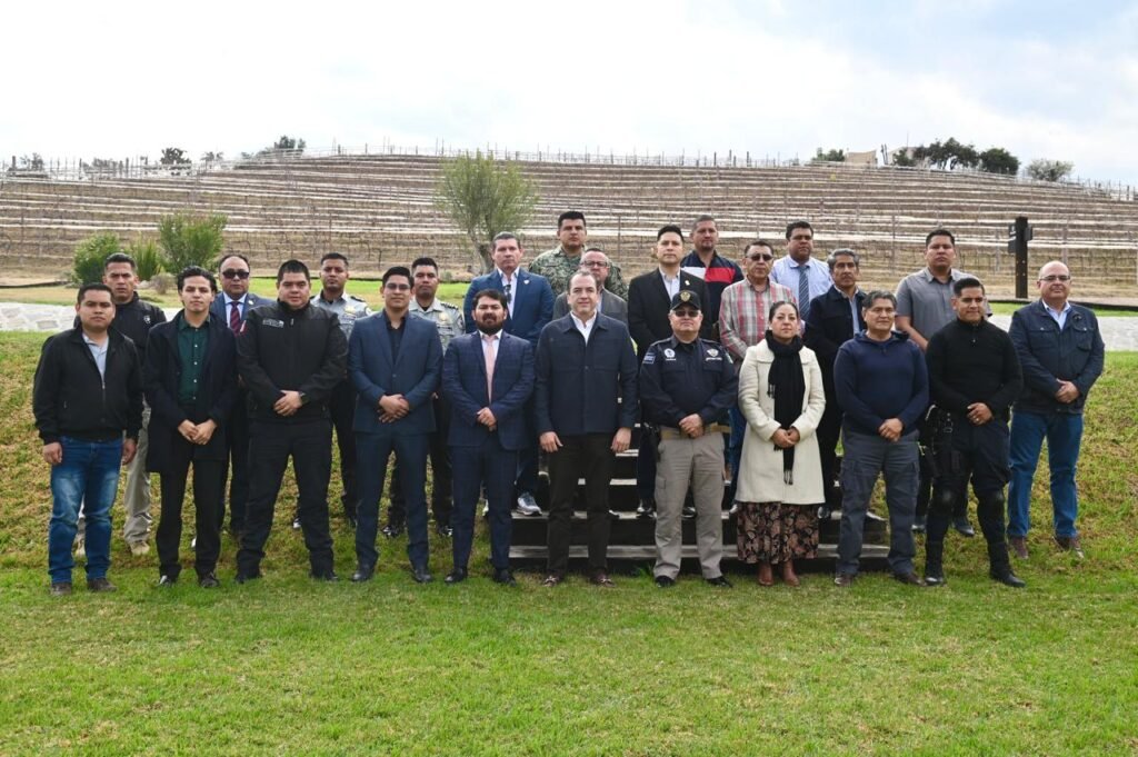 Adrián Hernández Alejandri suma esfuerzos por un Dolores Hidalgo seguro Adrián Hernández Alejandri, en #manuedoblado invitó a las autoridades a seguir trabajando de manera coordinada entre los tres niveles de gobierno.