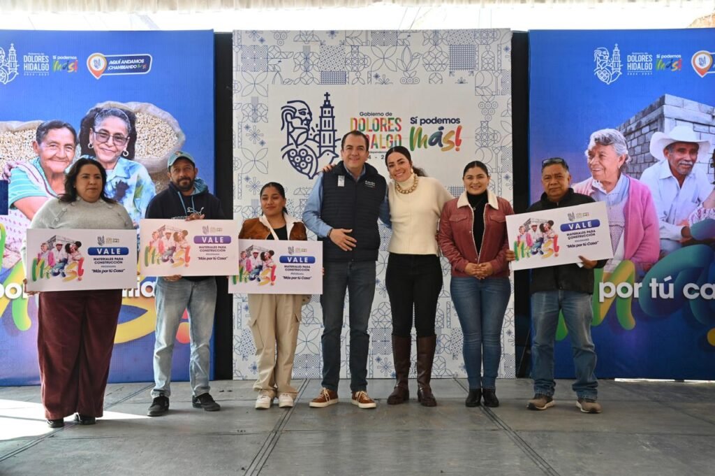 Adrián Hernández Alejandri acompañado de su esposa Michel Reyes Lucio hicieron la entrega del apoyo en Dolores Hidalgo.