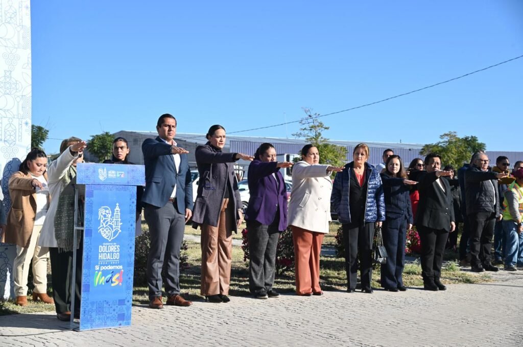 El acto cívico tuvo lugar en la explanada del edificio administrativo de la presidencia municipal de Dolores Hidalgo Cuna de la Independencia Nacional.