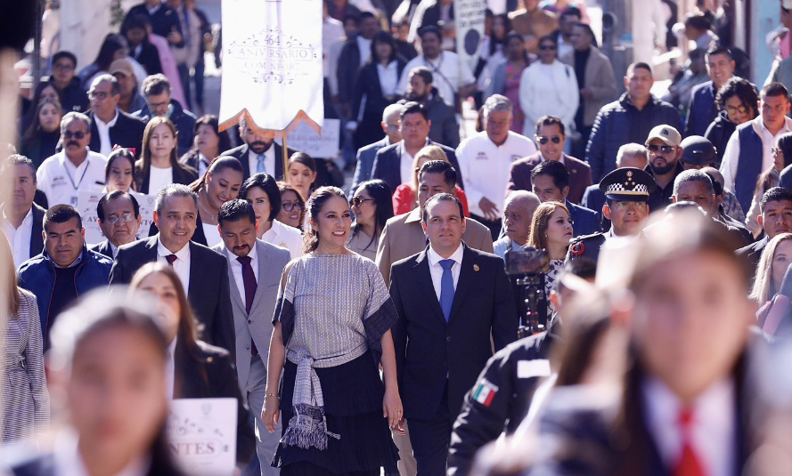 Libia Dennise reconoce la identidad, la historia y el orgullo comonforense Libia Dennise celebró el 464 aniversario del Municipio de Comonfort al asistir al Acto Cívico y Desfile conmemorativo.