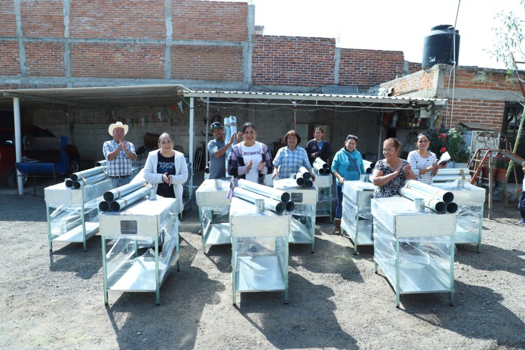 DIF Estatal entrega estufas ecológicas en comunidades de Guanajuato Autoridades del DIF Estatal realizaron esta entrega en las comunidades de Guanajuato.