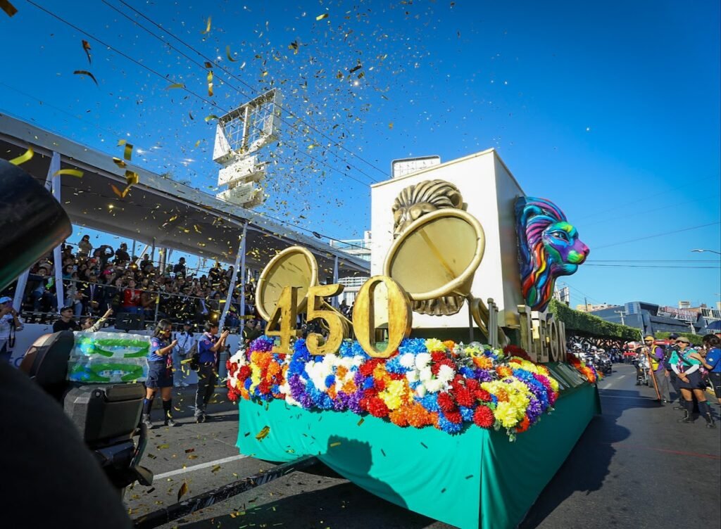 Ale Gutiérrez e integrantes del Gobierno de la Gente disfrutaron de este desfile que conmemora los 450 años de León