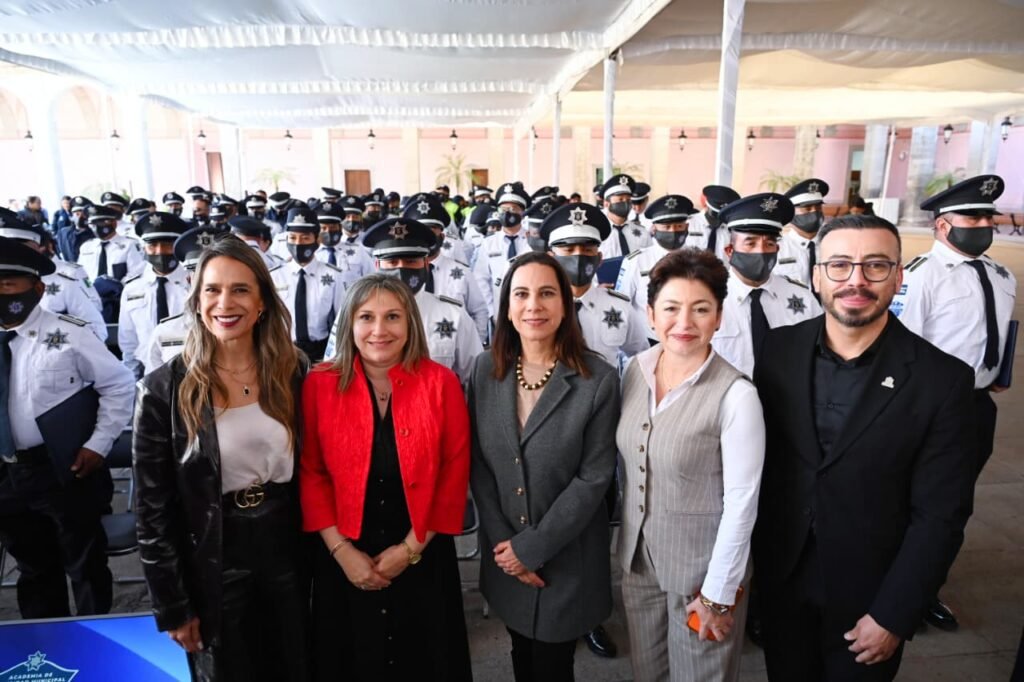Lorena Alfaro fue la encargada con integrantes del Ayuntamiento y de Seguridad, de entregar los diplomas a los elementos.