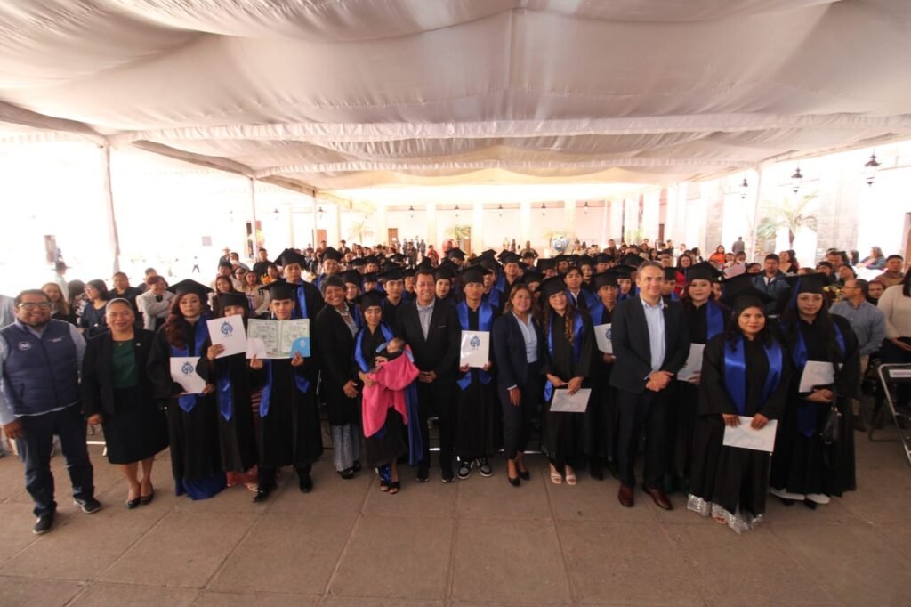 Reconocen a la primera generación de Formación para la prosperidad y la paz En el evento, 60 alumnas y alumnos recibieron su constancia de terminación de estudios de nivel medio superior.