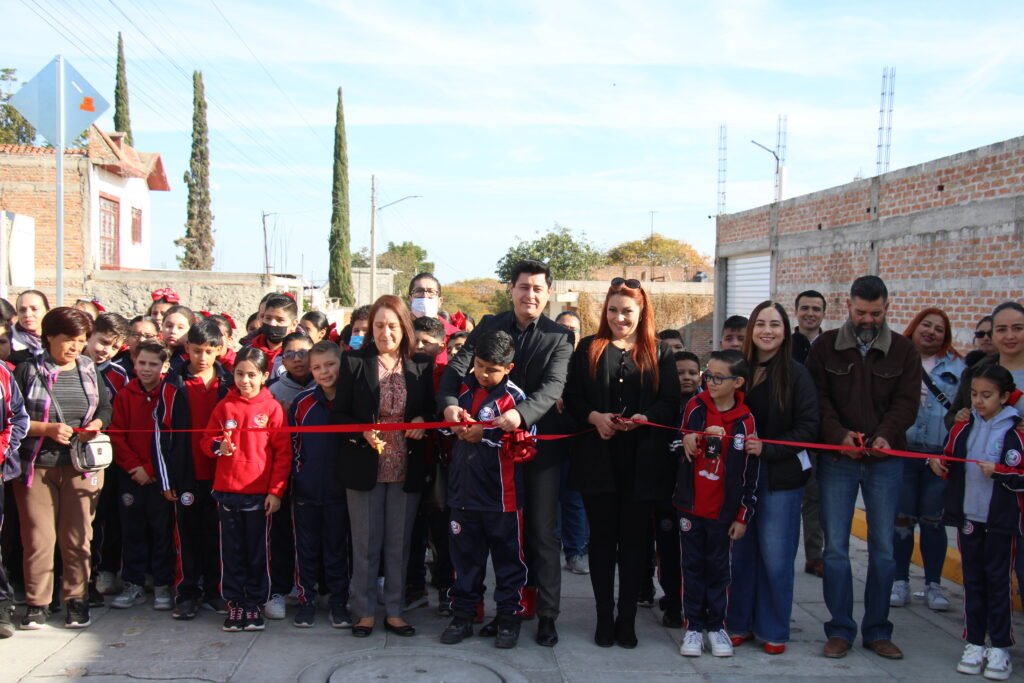 El alcalde Adolfo Alfaro, en compañía de integrantes del Ayuntamiento hicieron entrega de esta obra.