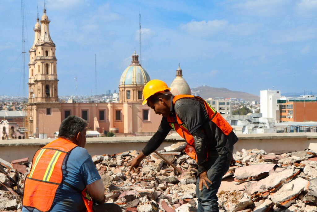 Los trabajos de rehabilitación en el Teatro Doblado, incluyen mejoras hidráulicas y mantenimiento de instalaciones pluviales.