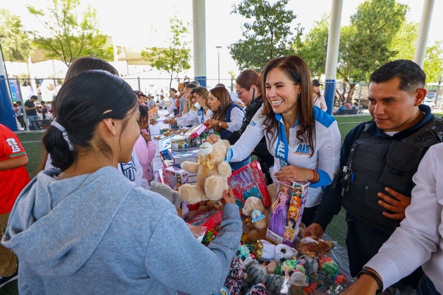 Reyes Magos y Ale Gutiérrez ‘regalan’ miles de sonrisas a pequeñines Ale Gutiérrez acompañó a Melchor, Gaspar y Baltasar, en un recorrido lleno de color y sonrisas para la niñez leonesa.