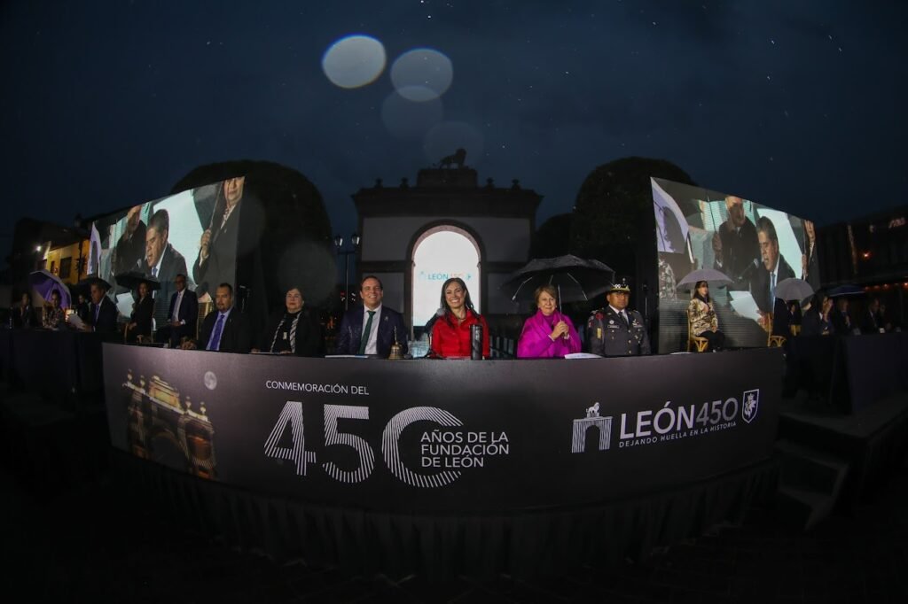 Autoridades del Gobierno de la Gente y de León participaron en la Sesión Solemne, donde se leyó el acta de fundación de la Villa de León.