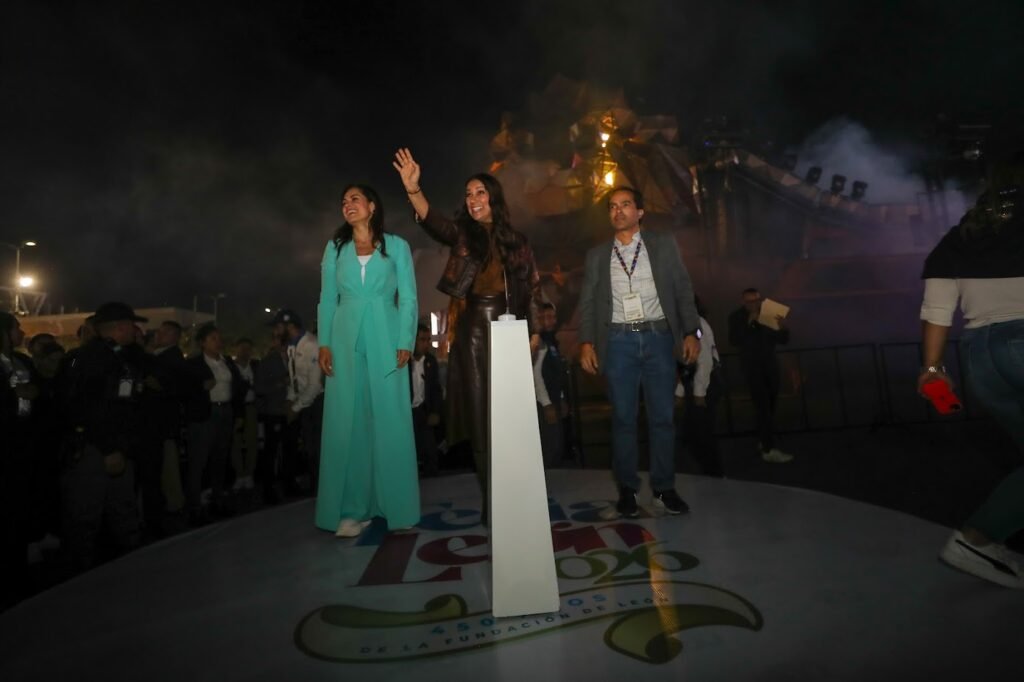 Libia Dennise y Ale Gutiérrez, fueron las encargadas de inaugurar esta escultura monumental de 15 metros de altura.