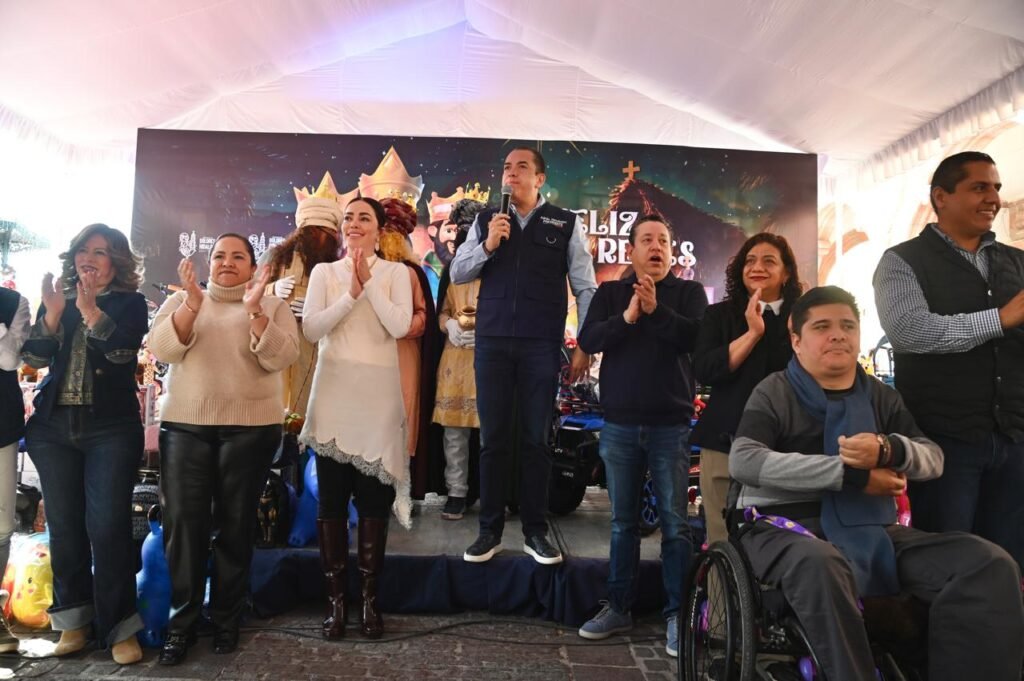 Adrián Hernández Alejandri y su esposa Michel Reyes Lucio en compañía de integrantes del Ayuntamiento hicieron la entrega de juguetes.