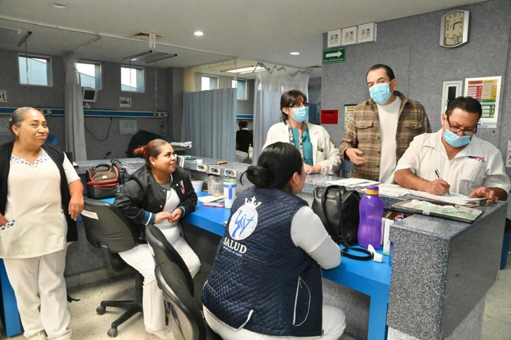 Llevan alegría y magia al Hospital de Dolores Hidalgo Adrián Hernández Alejandri y Michel Reyes Lucio, acudieron al Hospital en compañía de los Reyes Magos para levar alegría a los pequeñines.
