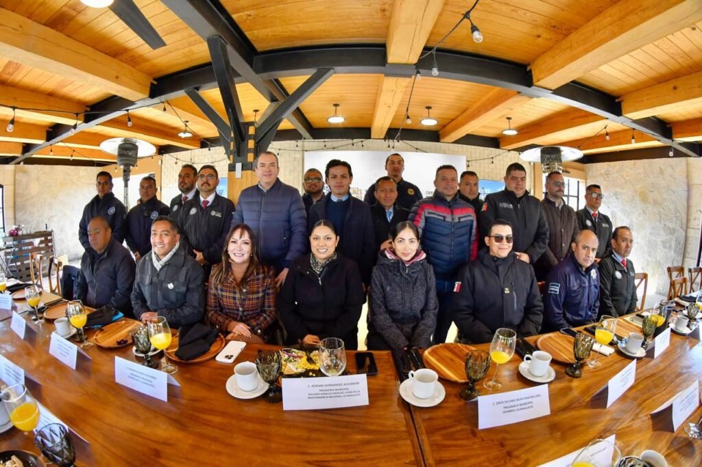 Se reúnen en Dolores Hidalgo a favor de la Seguridad Adrián Hernández Alejandri estuvo acompañado por alcaldes de varios municipios, además de personal de la Guardia Nacional y de la FSPE.