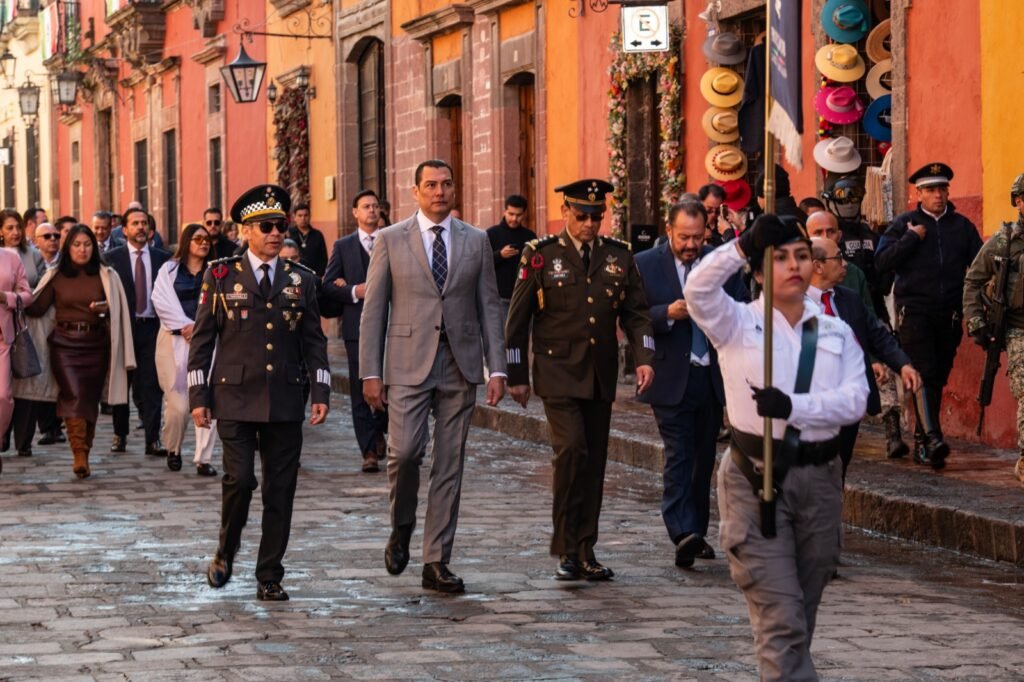 Mauricio Trejo fue el encargado de encabezar el acto cívico y el desfile en San Miguel de Allende, en honor a Don Ignacio de Allende y Unzaga.