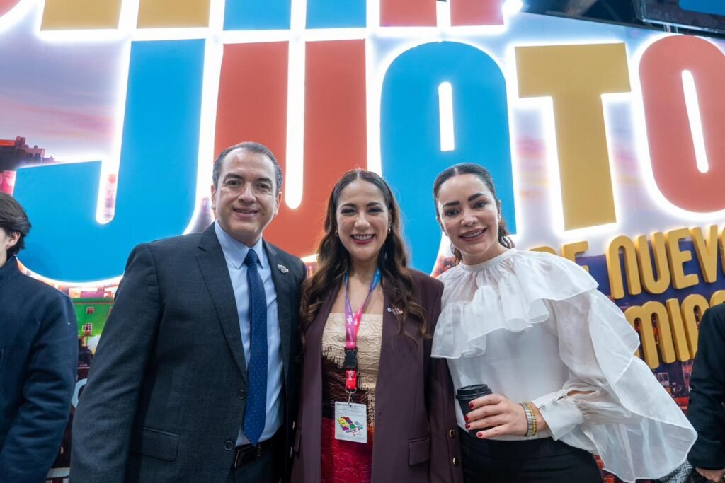 Dolores Hidalgo destaca en la Feria Internacional de Turismo FITUR Libia Dennise García Muñoz Ledo, Gobernadora de la Gente, en compañía de Adrián Hernández Alejandri, presidente municipal de Dolores Hidalgo.