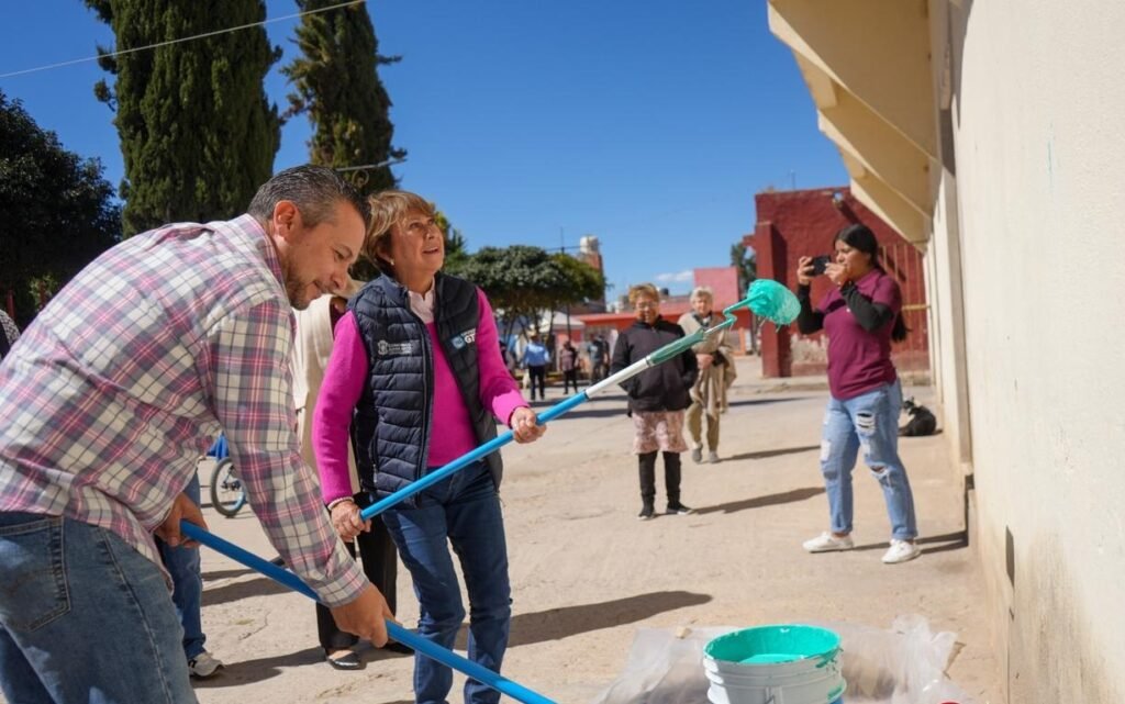 Erick Montemayor, en compañía de la diputada local Angélica Casillas y del Lic. Luis Eduardo Lazcano Torres participaron en el evento.