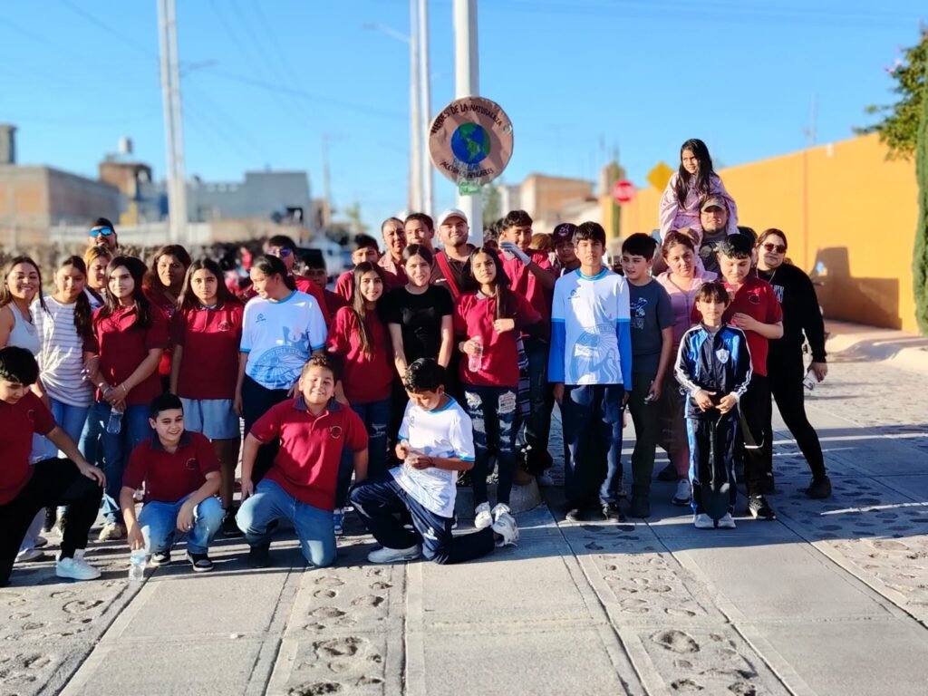 Vecinos y estudiantes de la escuela Telesecundaria 559 participaron en esta campaña “Manuel Doblado Verde”.