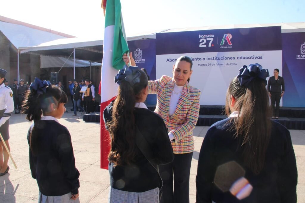 En el Día de la Bandera, Lorena Alfaro abandera escoltas Lorena Alfaro e integrantes del Ayuntamiento de Irapuato, conmemoraron el Día de la Bandera en Irapuato.