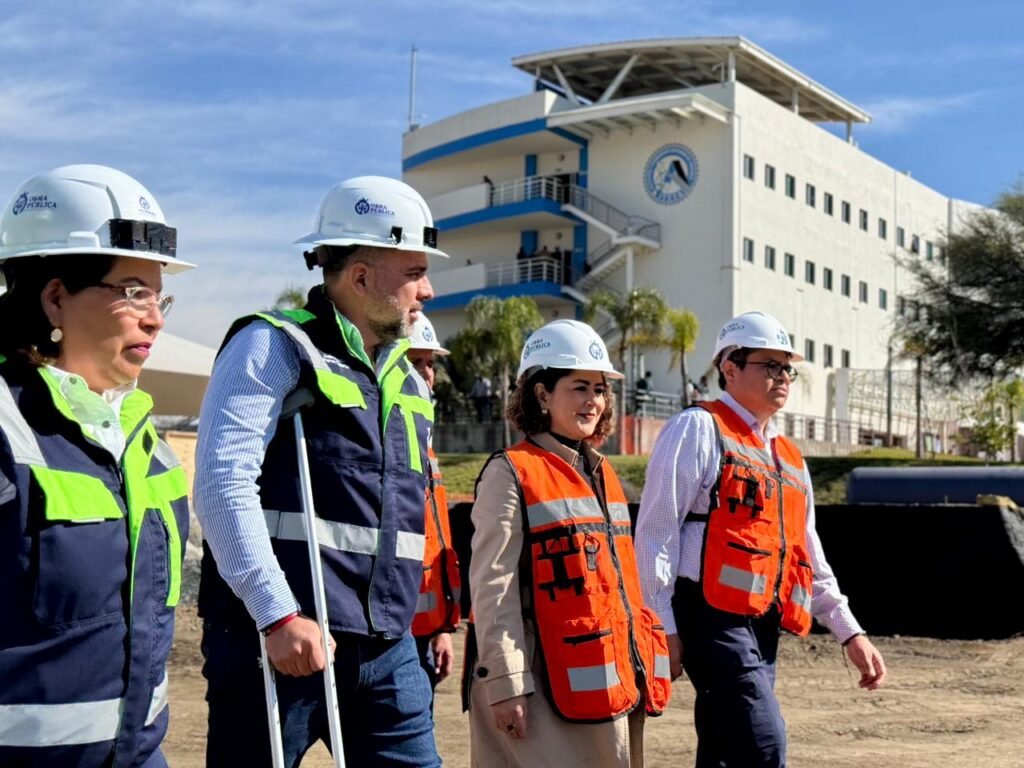 Autoridades de Obra Pública y de Educación destacaron en el evento que se beneficiará a más de mil 600 alumnas y alumnos.