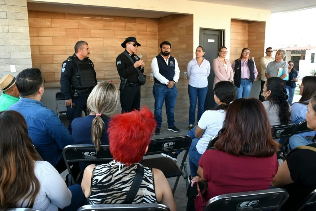 Lorena Alfaro realizó una visita a la Residencial Horizontes, donde platicó de cerca con los vecinos.