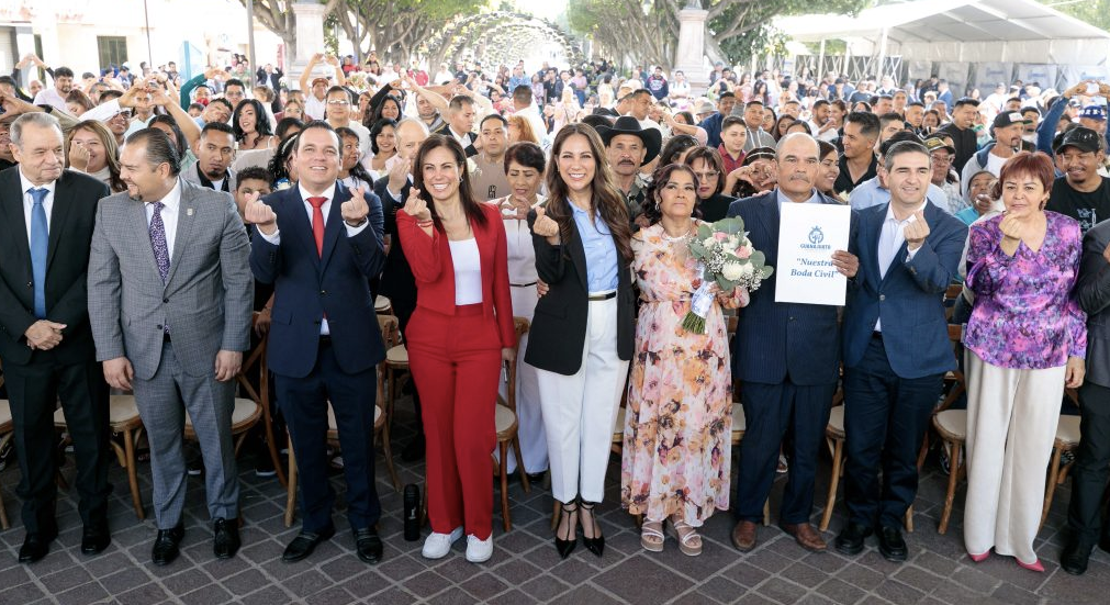 Autoridades estatales y municipales de León celebran al amor con en el Love Fest Libia Dennise, Ale Gutiérrez e integrantes del gabinete de Guanajuato fueron testigos del enlace de 150 parejas en la Campaña móvil de “Matrimonios Comunitarios – Love Fest”.