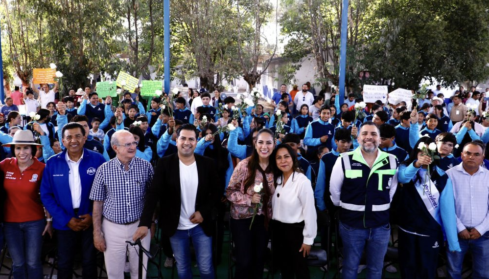 Libia Dennise entrega obras y techo en canchas de Doctor Mora Libia Dennise inauguró la pavimentación de la calle Prolongación Ocampo Sur y entregó un techo para canchas.