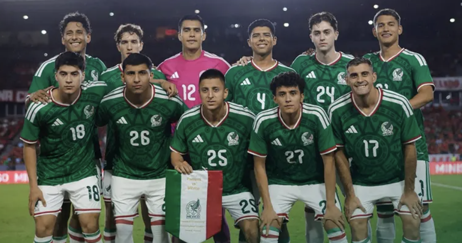 Javier Aguirre llama a 7 jugadores de Chivas para jugar contra Islandia Ante la falta de jugadores que juegan fuera de México, Aguirre llama a 7 jugadores de Chivas a la Selección.