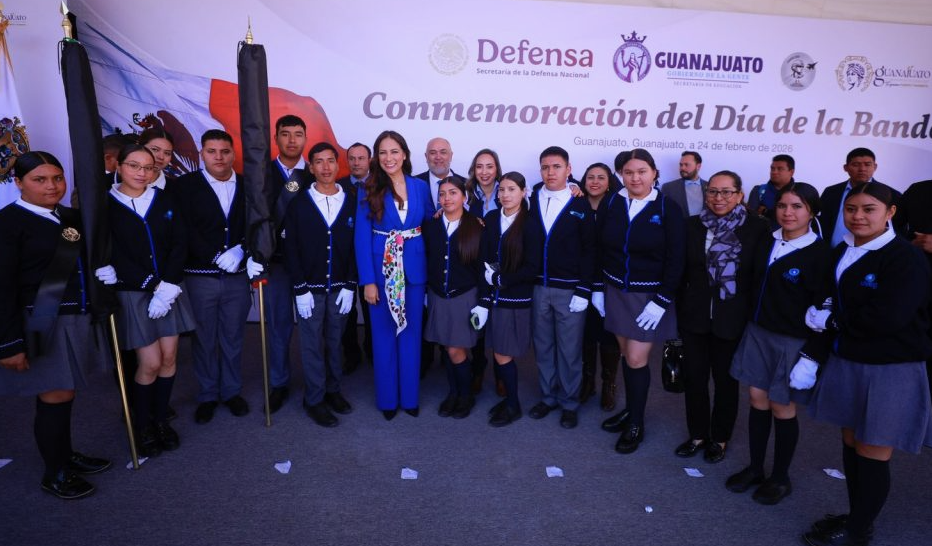 Libia Dennise abanderan a 25 escoltas escolares en el Día de la Bandera Libia Dennise comentó en su mensaje, que la Bandera representa unidad, identidad y esperanza para México.